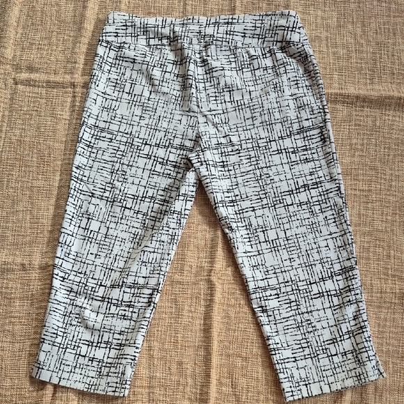 Monochrome Abstract Ladies Capri's - Picture 4 of 4